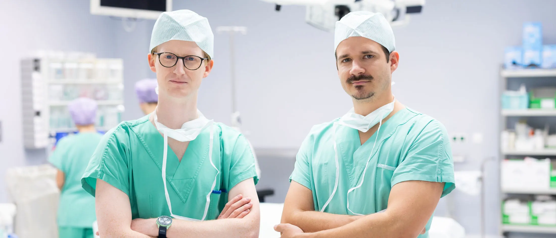 Die Hernienspezialisten – Dr. Viktor Frieders-Justin und Dr. Benjamin Glaser im Operationssaal